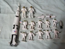 Vintage APII Apollo Astronaut Action Figures 12+ pieces 1998 Saturn v Rocket