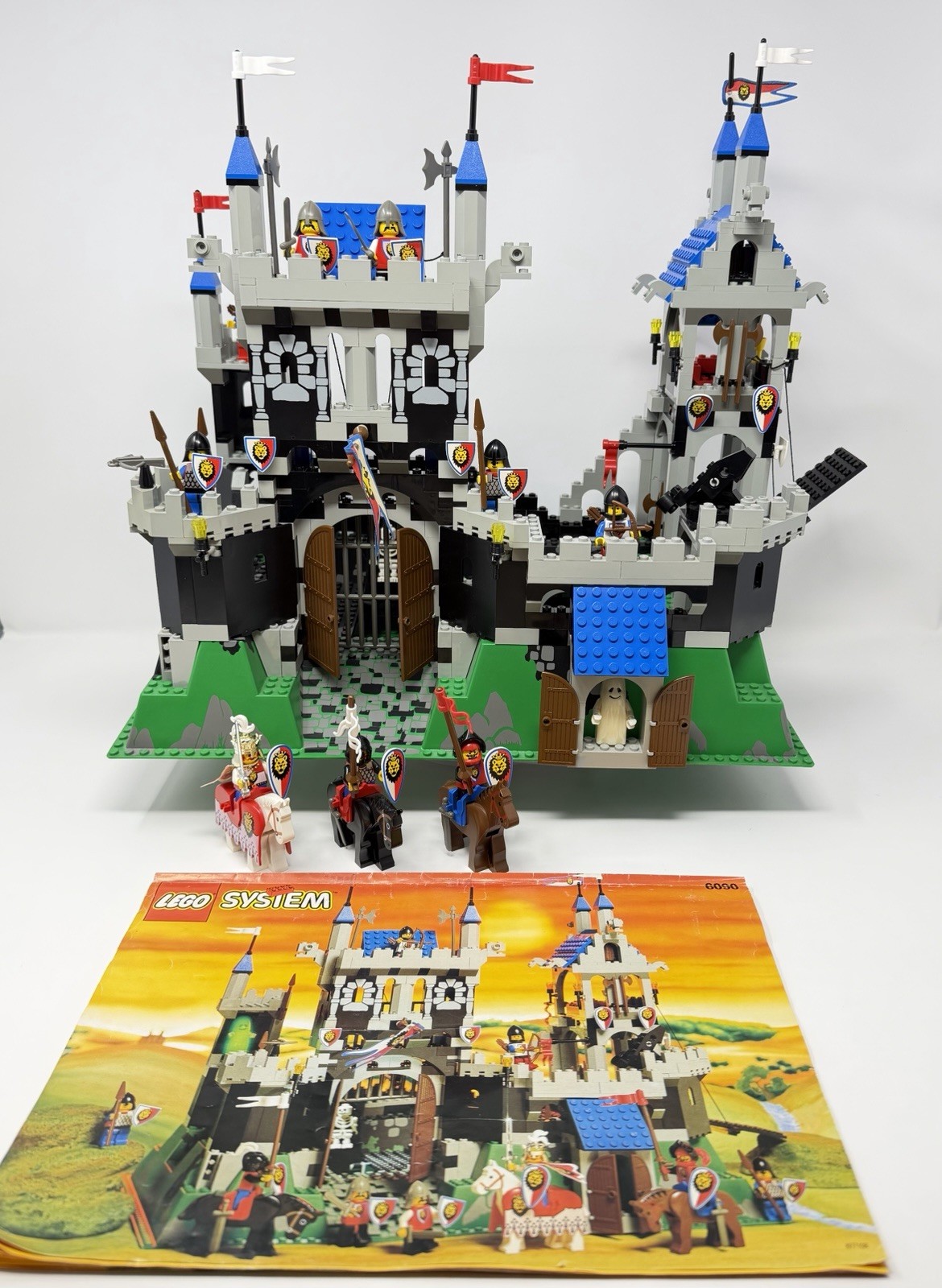 LEGO 6090 Royal Knight’s Castle 100% Complete Authentic Parts w/ Instructions