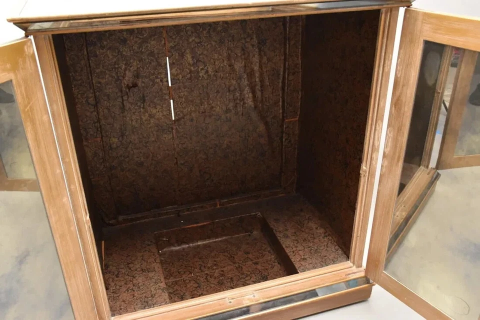 Armario 2 puertas espejado con acento geométrico dorado sobre ruedas, Foto 2 de 4