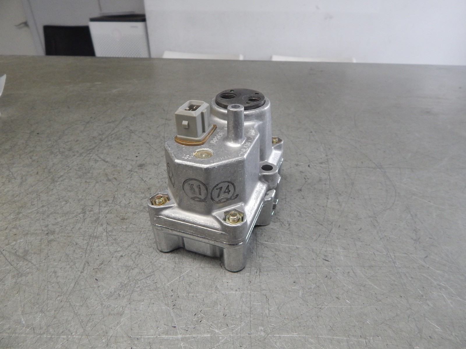 PORSCHE FERRARI LOTUS ESPRIT WARM UP REGULATOR 0438140096 -  NEW  