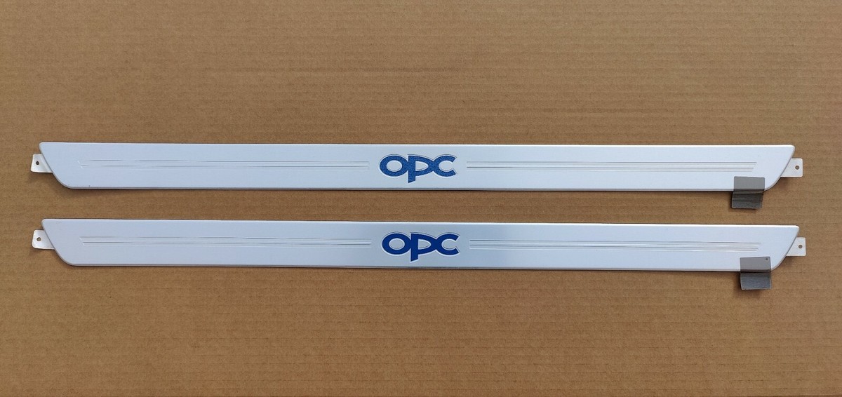 New Genuine GM 13225450 x2 - Opel Astra H 3 Door OPC Front Door 
