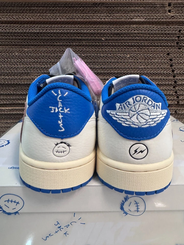 Jordan 1 Retro Bajo OG SP Fragmento x Travis Scott Vela Azul Militar Foto 4 de 4