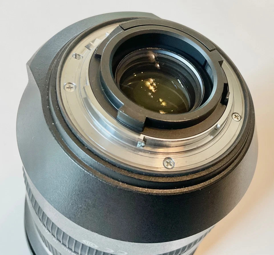 Lente Tamron SP 15-30 mm f/2,8 Di VC USD para Nikon F - COMO NUEVA con tapas y bolsa de neopreno Foto 3 de 4