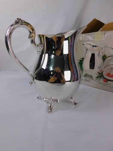 Oneida Silver Plated Beverage Pitcher Footed Elegant Serveware Made in America B - Picture 9 of 12