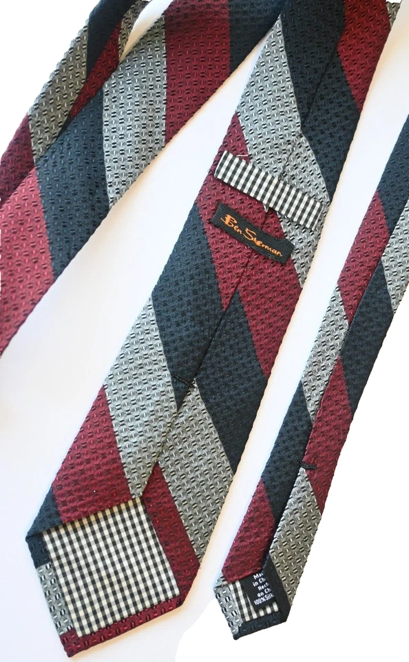 BEN SHERMAN CORBATA HOMBRE PLATA, AZUL, ROJO/RAYAS ANCHO: 2.7/8" LARGO: 58" Foto 2 de 3