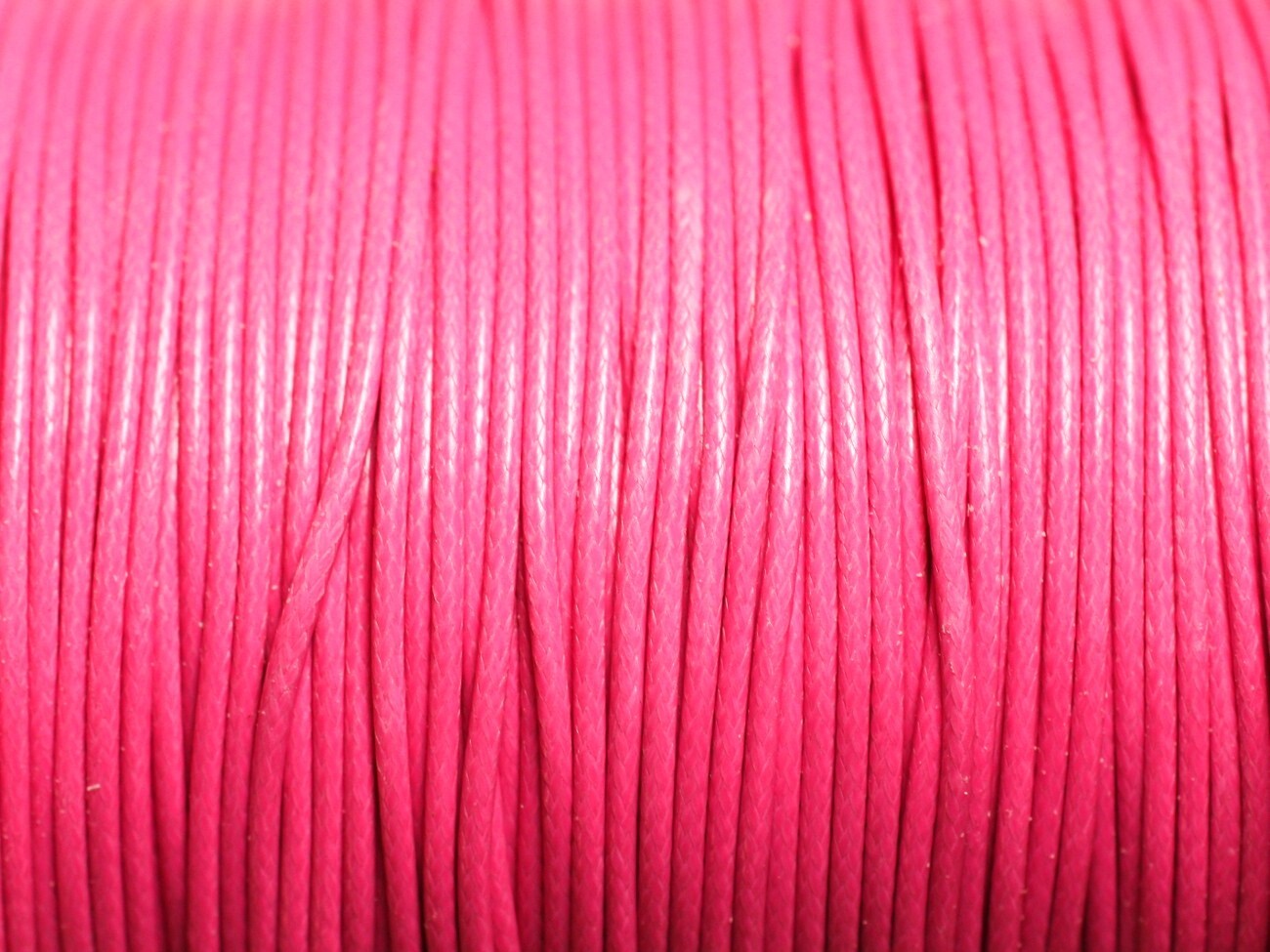 Fil coton ciré 2mm rose fluo de 90 mètres pour personnaliser vos ateliers bijoux d'été
