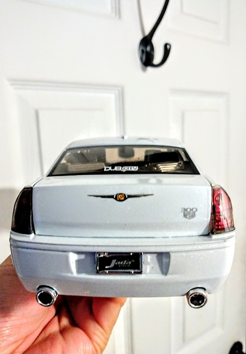 Jada Toy Dub City Kustoms 1:24 Scale Chrysler 300c Model White