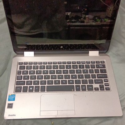 Toshiba touch Satellite L15W-B1302 11.6'' Celeron 4GB 500GB HDD Win 8 Silver