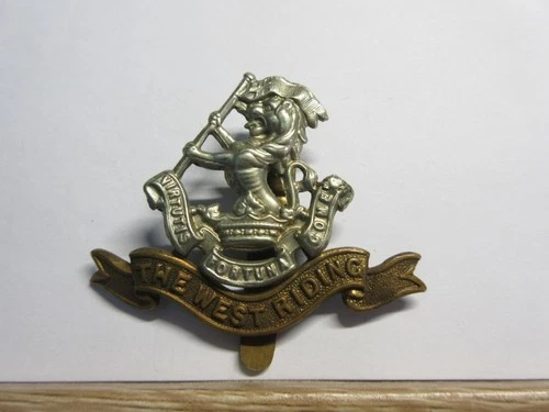 Vintage WW1, WW2 The West Riding Regiment MILITARY CAP BADGE