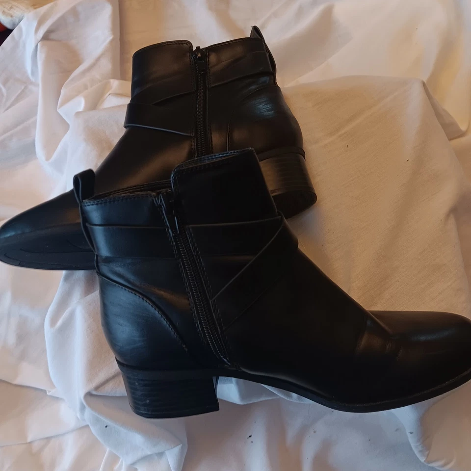 Botines negros para mujer Liz Claiborne talla 7,5. Detalle de correa cremallera lateral interior. Foto 3 de 4