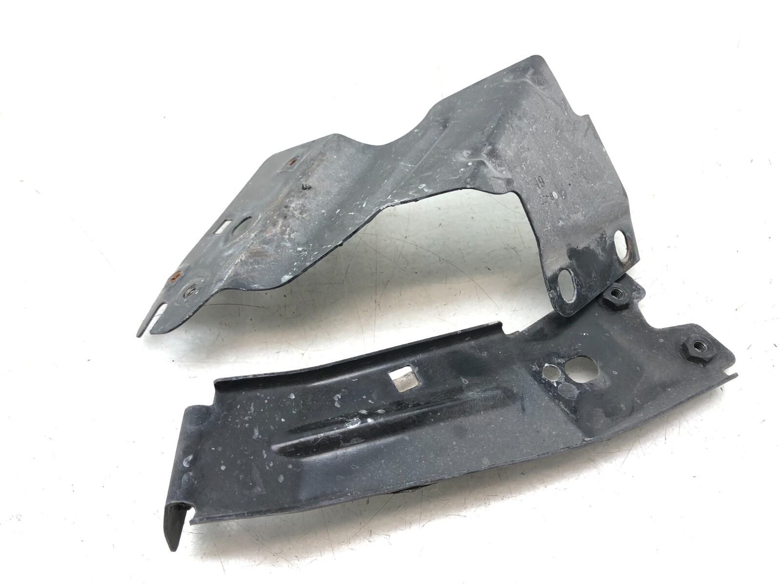 2014-2019 MASERATI GHIBLI S RIGHT PASSENGER FRONT FENDER MOUNTING BRACKETS OEM.