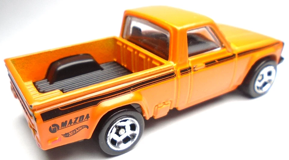 Camioneta pickup Hot Wheels Hot Trucks Mazda Repu 2021 naranja fundido a presión 2 3/4" con negra Foto 4 de 4