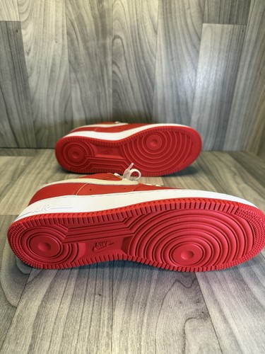 Air Force 1 Low Retro QS. University Rosso/Bianco FD7039 600 Uomo 10,5 Spedizione Veloce - Foto 24 di 24