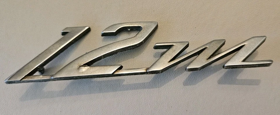 Ford Taunus 1959-1962 emblema de guardabarros de metal "12M" - como se quitó - P/N - 11452404 Foto 3 de 4