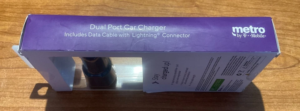 Cargador de coche Metro By Tmobile de doble puerto con conector de cable de datos y sincronización Foto 3 de 4