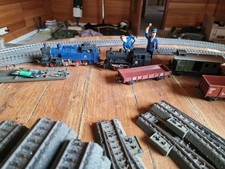 Märklin H0 Konvolut – 50+ Schienen, 2 Loks, Waggons, Trafo + Vollmer Bausatz