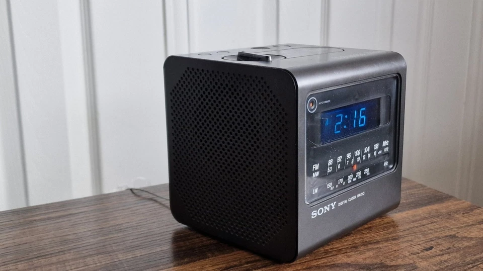 Sony Digicube Radio Alarm Clock / Space Age / Vintage / Rare / VFD / Blue /80's  - Image 3 of 4