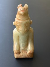 Antigua estatuilla de jade de rodillas tallada redonda de la dinastía Shang de China antigua