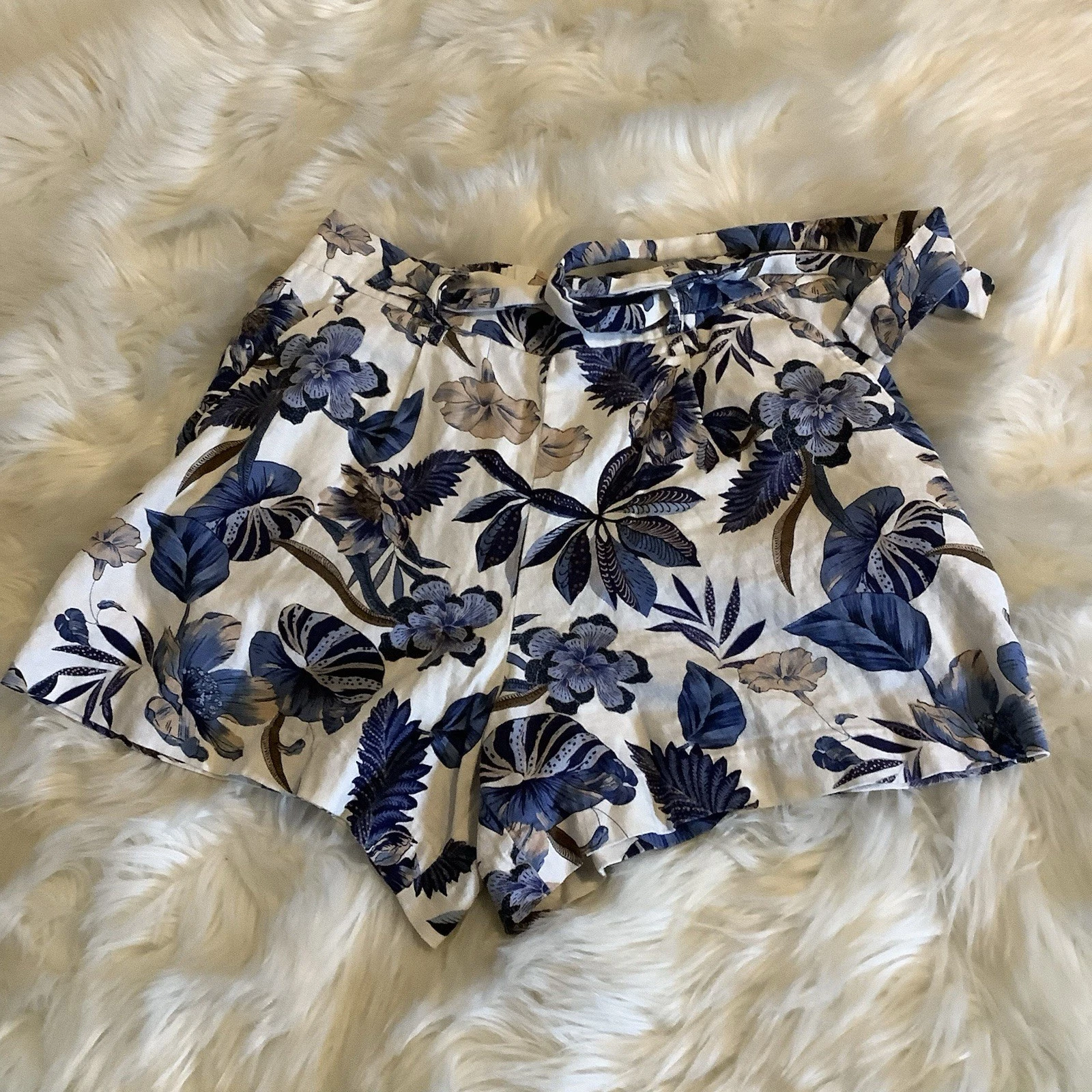C & C California Blue White Linen Blend Shorts 4 Floral Belt Pockets Pull On
