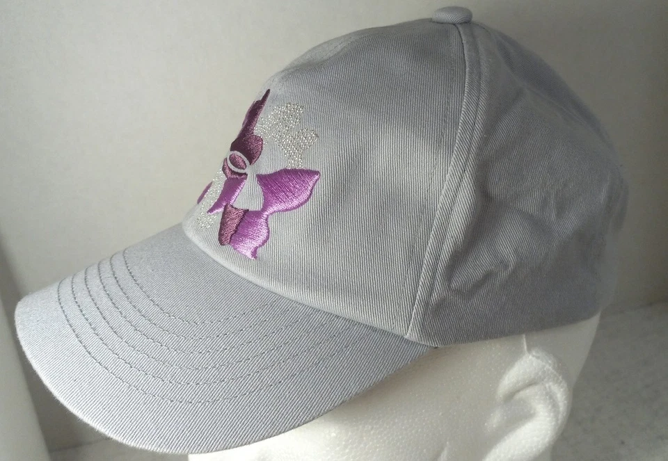 Sombrero Under Armour Niñas UA Free Fit Gris Con Bordado Púrpura Foto 2 de 4