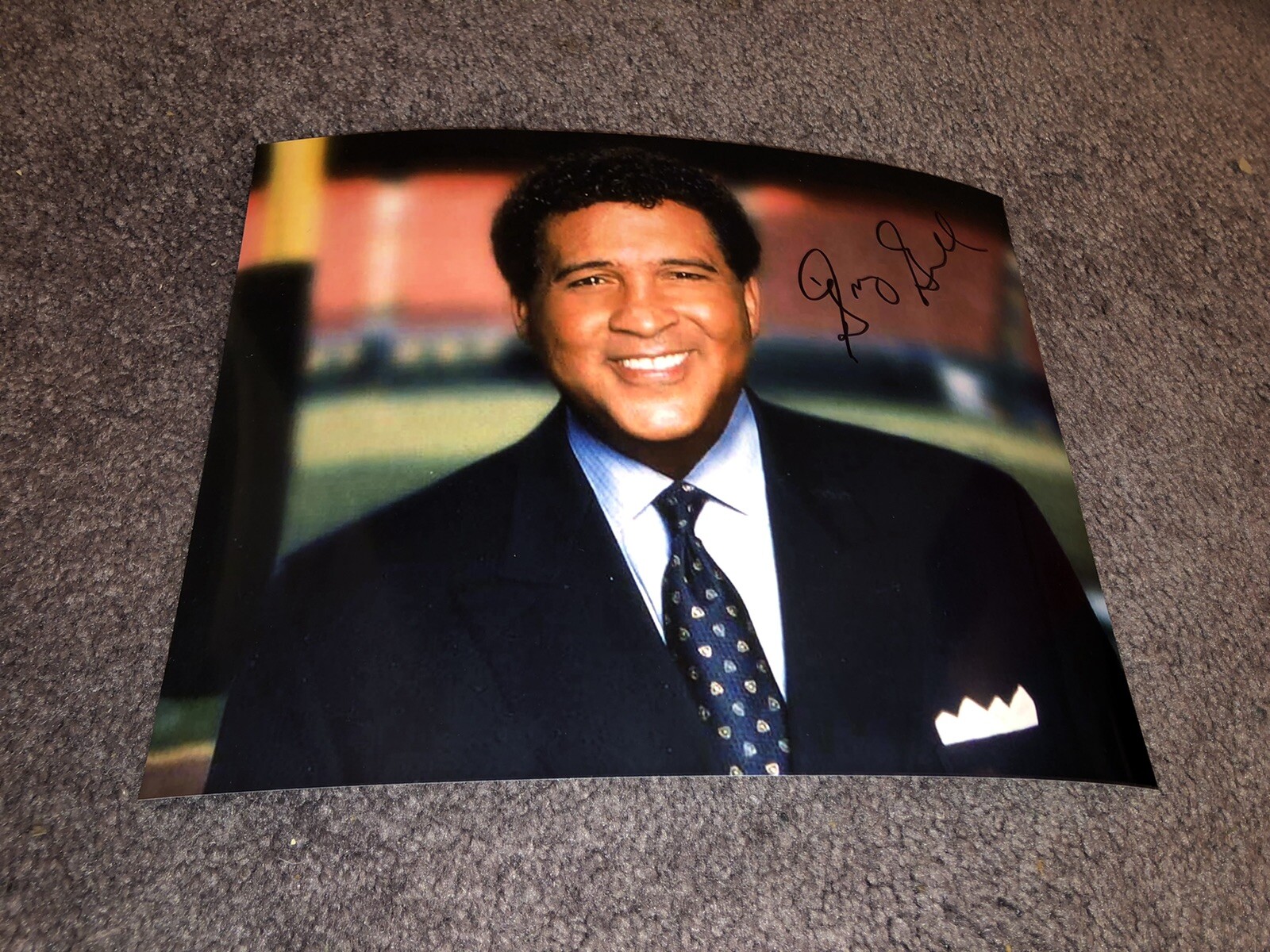 CBS SPORTS ANNOUNCER GREG GUMBEL SIGNED AUTOGRAPHED 8x10 PHOTO PROOF COA