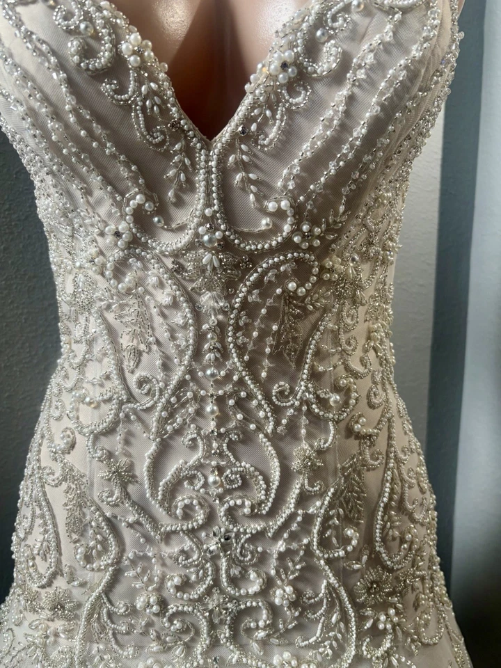 Demetrios V 领串珠蕾丝喇叭裙流入令人惊叹的 Chapel 火车 — 第 2/4 张图片