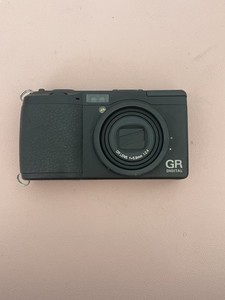 デジタルカメラ RICOH GR DIGITAL III 本体色“メタリックウォームグレー”の「RICOH GR III Diary Edition」が