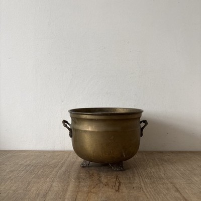 Vintage rustikaler großer Messing Übertopf mit Fuß Pflanzkübel Jardiniere Doppelgriff