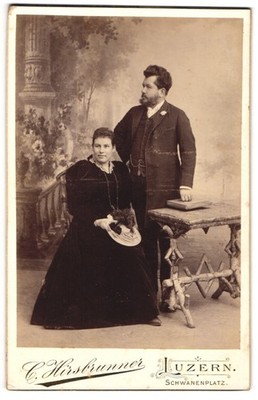 Fotografie C. Hirsbrunner, Luzern, Schwanenplatz, Bürgerliches Paar in zeitgenö 