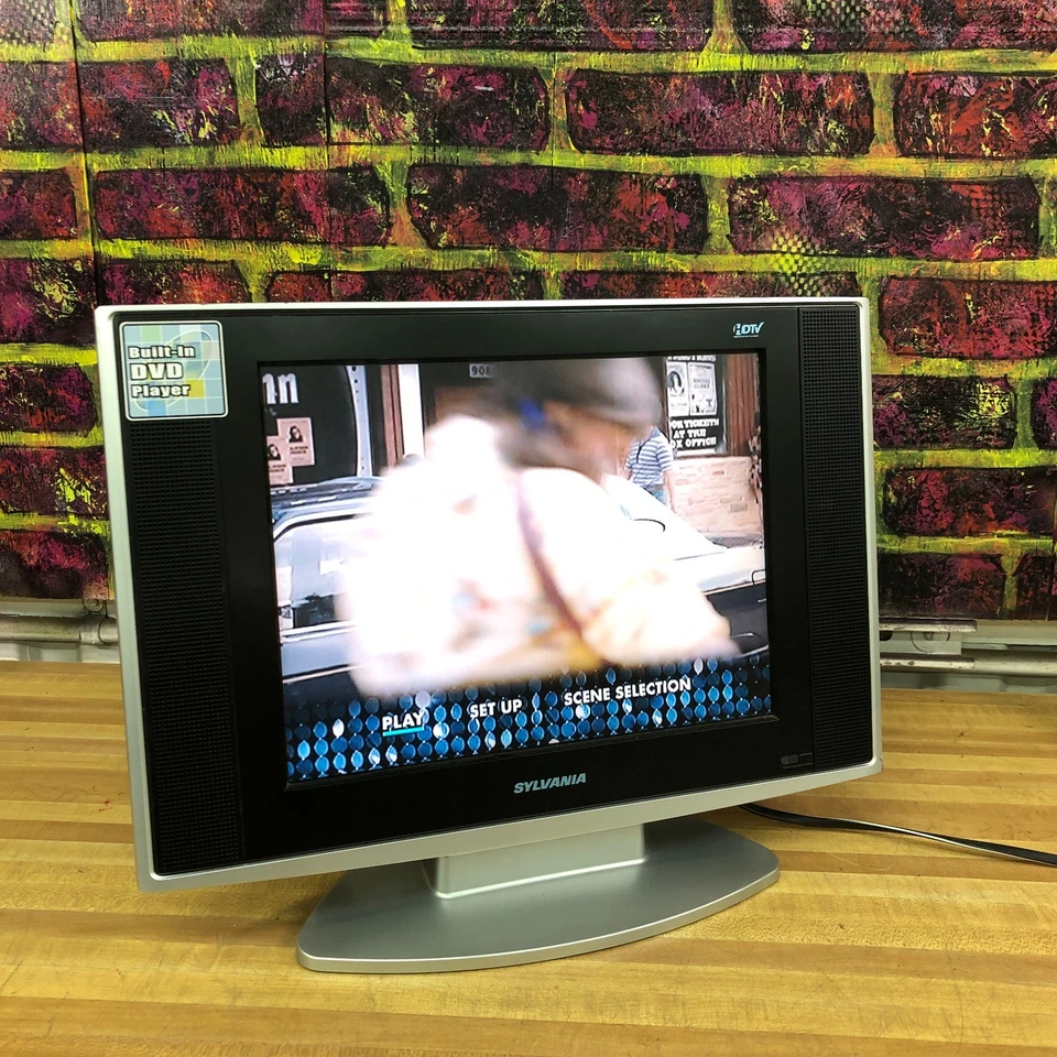 Sylvania LD155SC8 15" 720p LCD TV/DVD Player Component/S-Video for Retro Gaming - Image 3 of 4