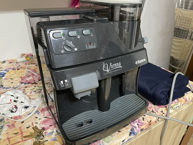 Máquina de Café Expresso Saeco Vienna Superautomática 110V Autônoma Usada  (Semi Nova)