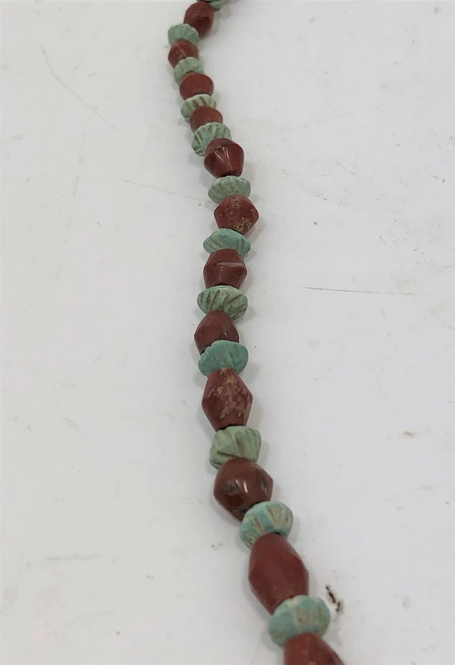 Collar en forma de batalla de cornalina y loza de Oriente Medio I Milenio a.C. Foto 4 de 4