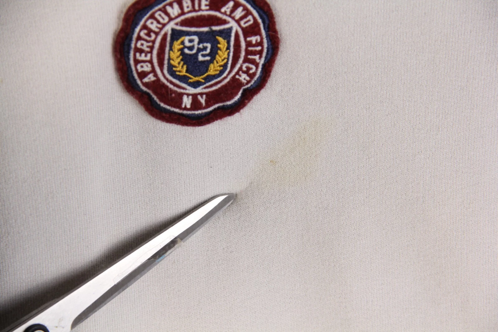 OFF WHITE Felpa con cappuccio vintage Y2K Abercrombie & Fitch donna grande crema logo collo diviso invecchiata