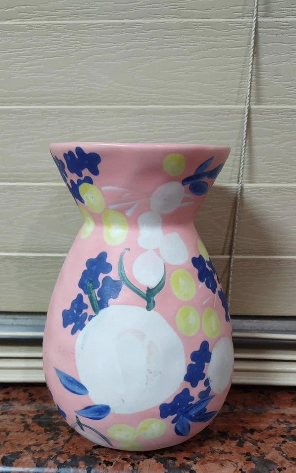 Jarrón moderno floral pintado a mano por Anthropologie colores rosas. Foto 3 de 4