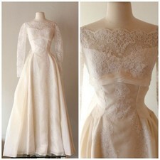 Off Shoulder Wedding Dresses Tulle Long Sleeves Vintage A Line Bridal Gowns