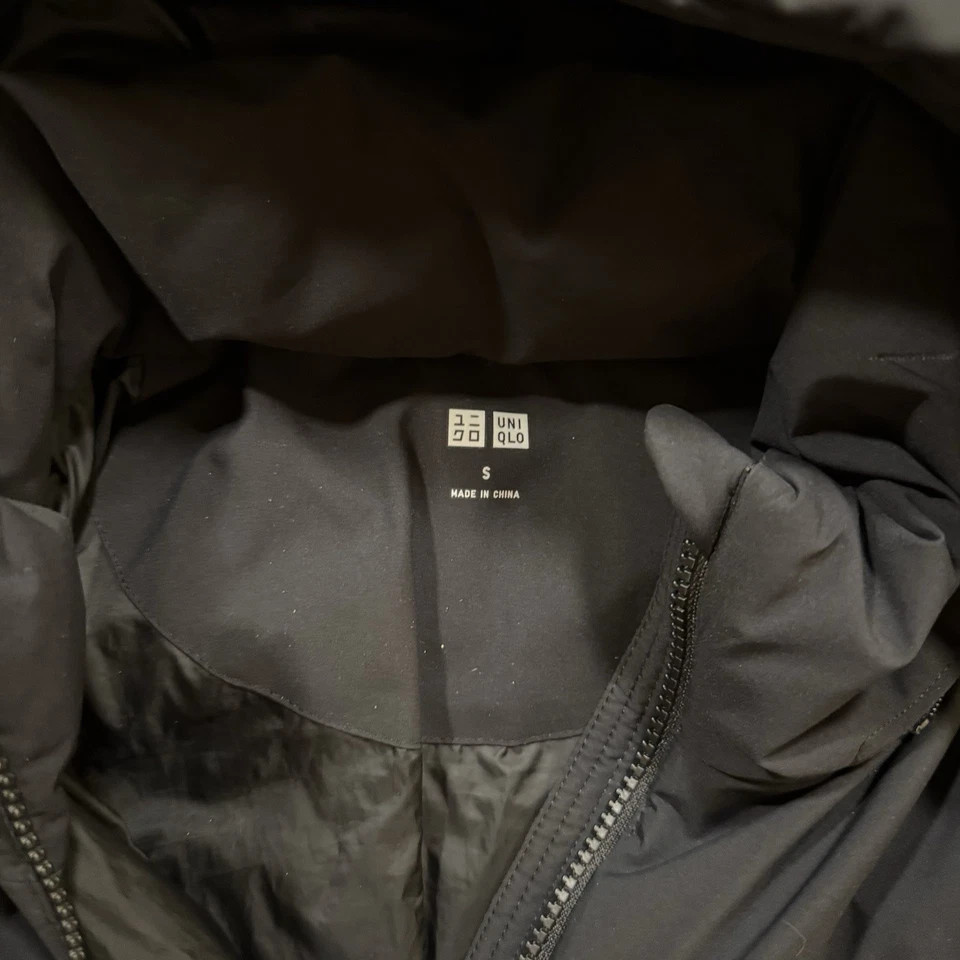 Chaqueta parka híbrida UNIQLO pequeña negra Foto 2 de 4