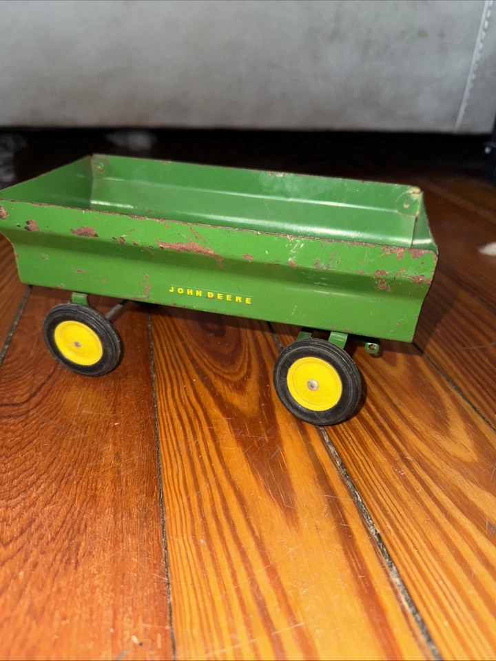 Vagón de juguete John Deere vintage de metal verde con ruedas amarillas - coleccionable Foto 3 de 4