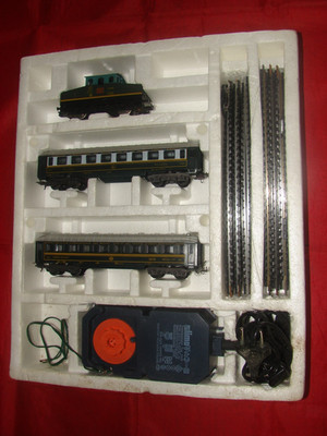 LIMA HO PASSENGER SET DIESEL LOCOMOTIVE 2 CARS CIWL ELECTRIC TRAIN