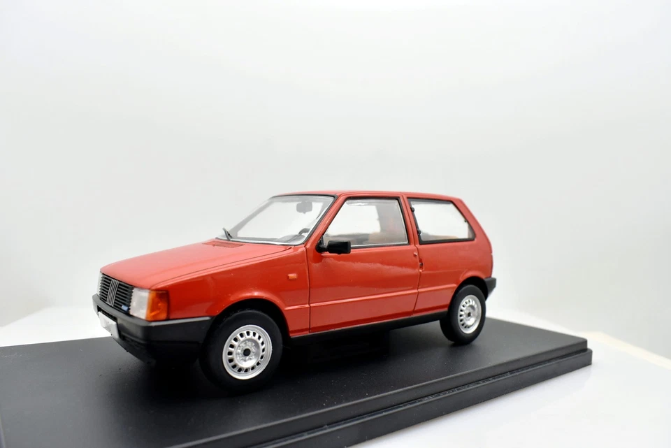 modellino auto Fiat uno rosso scala 1:24 modellismo statico da collezione nuovo - Immagine 2 di 4