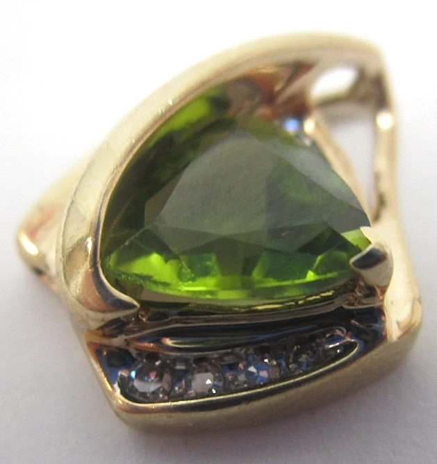 Colgante vintage de peridoto y diamantes de oro amarillo de 14k diamante real y peridoto Foto 2 de 4