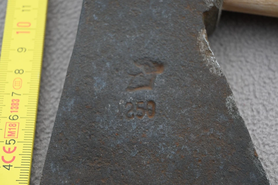 Axt 1250g geschmiedet und punziert, restauriert und neu eingestielt  X7 - Bild 2 von 4