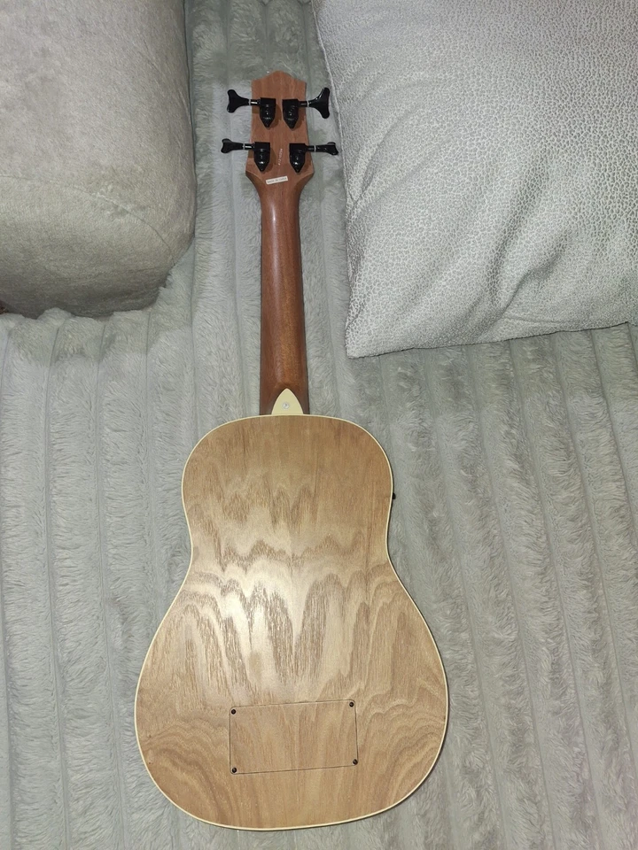 Ukelele Koa Bass de Hadean con afinador incorporado. Foto 4 de 4