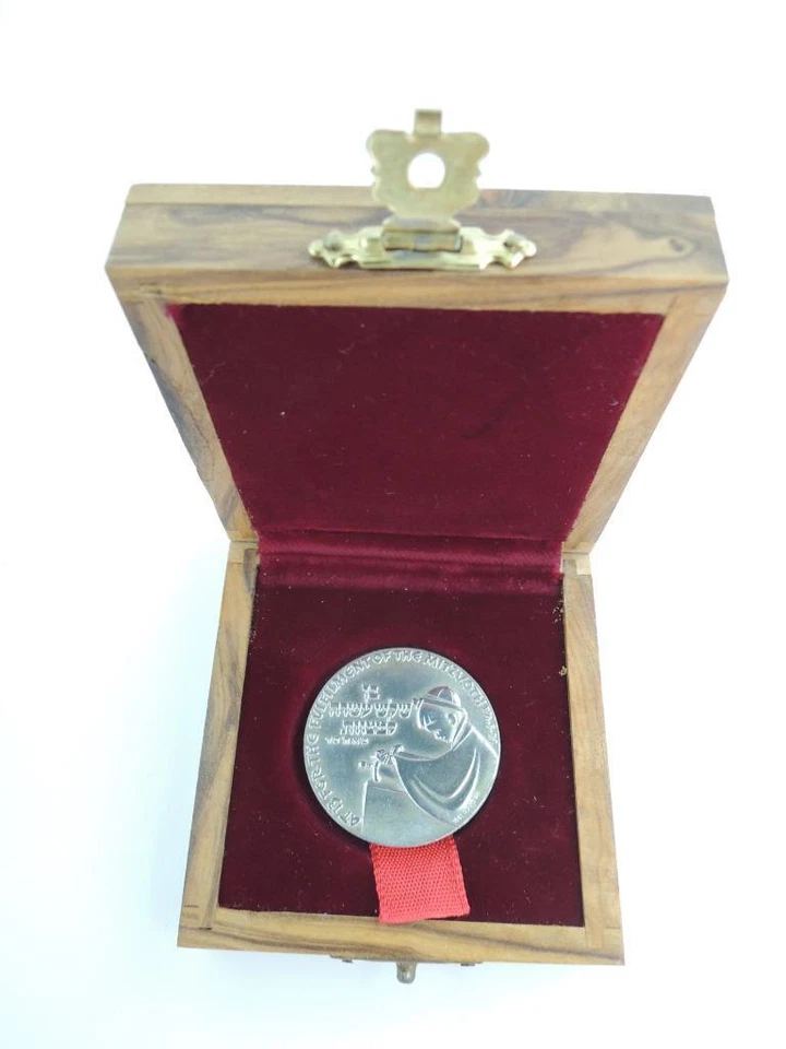 ISRAEL 1961 BAR MITZVAH STATE MEDAL 35mm 30g STERLING SILVER OLIVE WOOD BOX #2 - Image 2 of 4