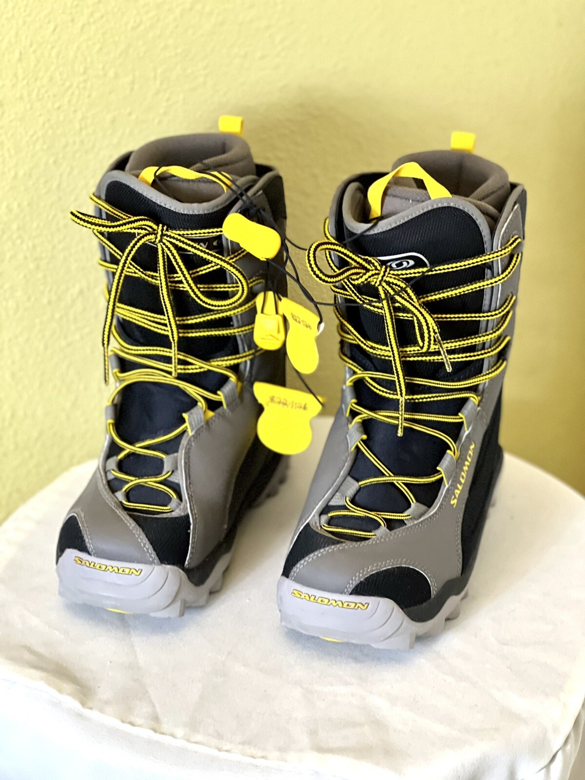 Salomon?VINTAGE RARE FINDINGS? "Maori" Men's Snowboard Boots Size 6 US