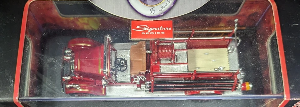 Road Signature Series 1932 Buffalo Type 50 Fire Engine Model NIB Lucky DieCast - Image 2 of 2