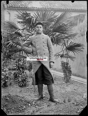 Glasplatte altes Foto Negativ schwarz-weiß 9x12 cm Soldat Mann Garten 