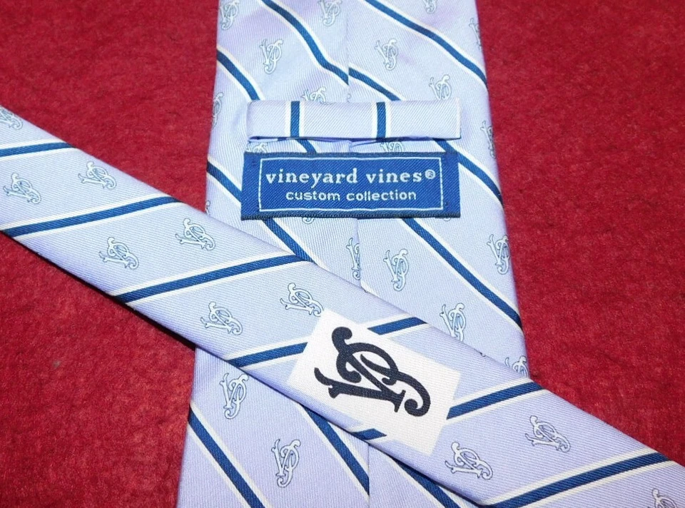 CORBATA CON MOTIVO VP MORADO CLARO/AZUL/BLANCO COLECCIÓN PERSONALIZADA VINEYARD VINES. Foto 3 de 3