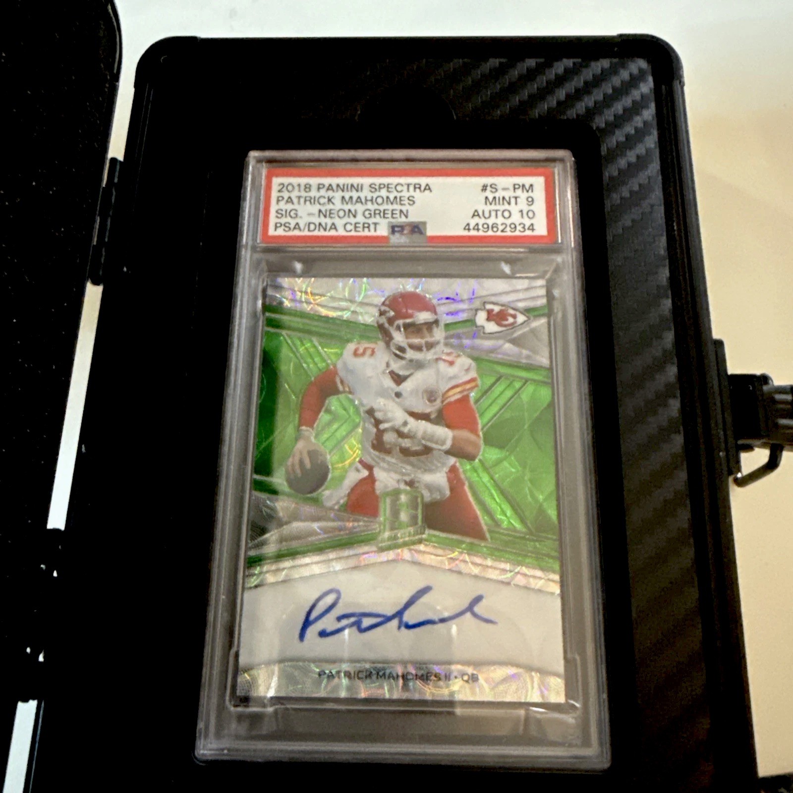 2018 Patrick Mahomes Panini Spectra Neon Green #S-PM /10 PSA 9       AUTO PSA 10 view 3