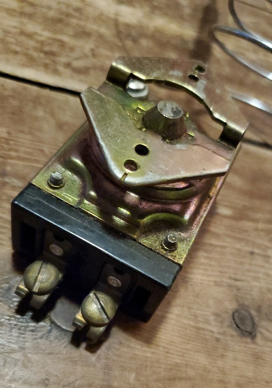 Toastmaster 1429A8725 Thermostat 425F Fixed Temperature Robertshaw EA3-161-24