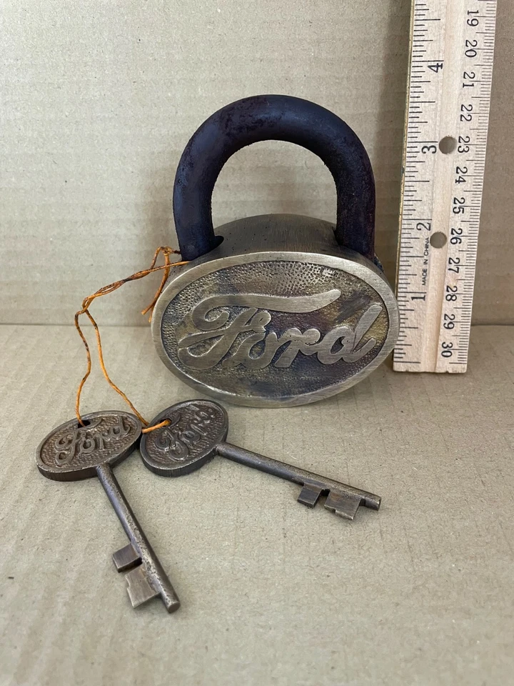 Ford Large Brass lock Ford Logo Shape padlock with 2 keys - Image 4 of 4